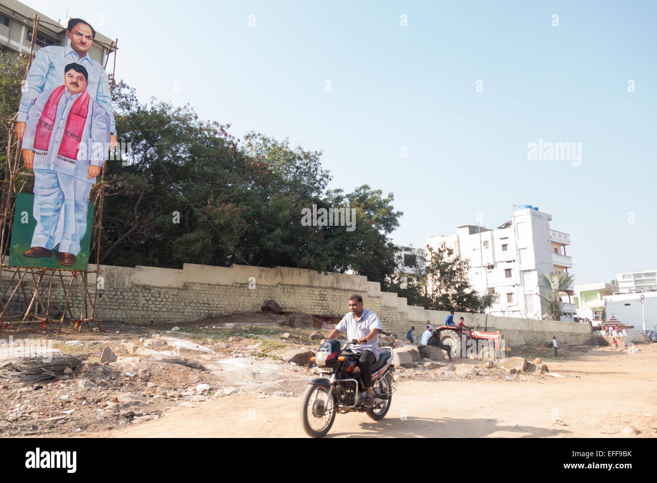 Ein indischer fährt vorbei an einem riesigen Horten von Telangana Chief Minister K Chandra Sekhar im Volksmund bekannt als KCR in Hyderabad, Indien Stockfoto