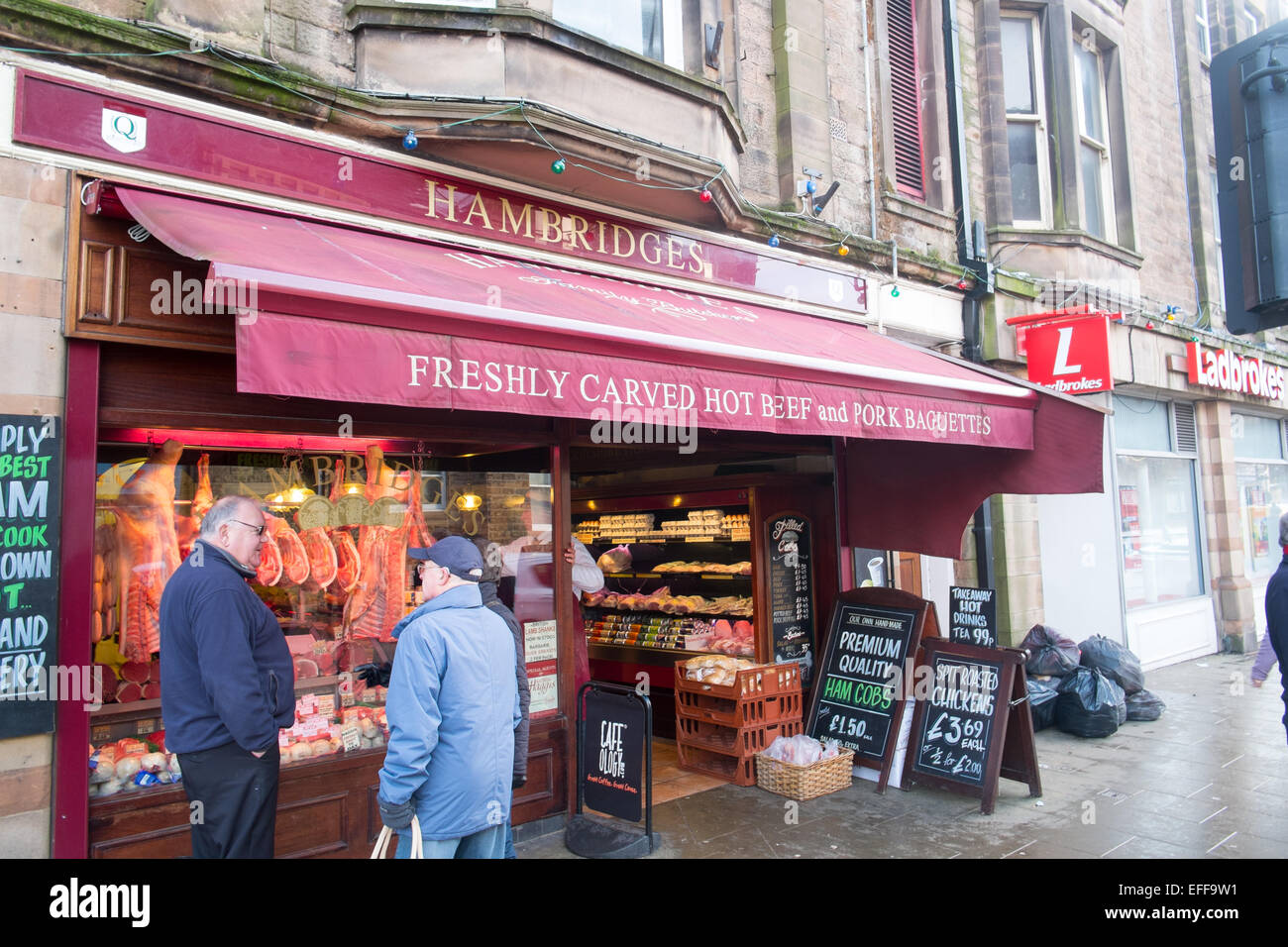 Traditionelle englische Metzgereien Cambridge's Fleischgeschäft in Matlock, Derbyshire, England, Großbritannien Stockfoto