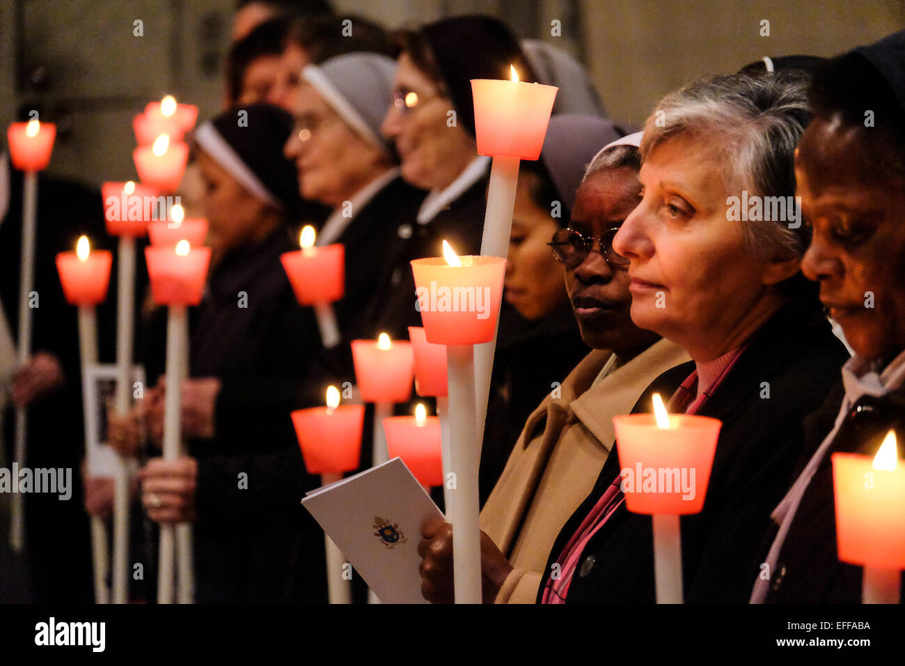 Vatikan-Stadt. 2. Februar 2015. Franziskus, fest der Darstellung des Herrn (Lichtmess) und Tag für das geweihte Leben. Messe (St. Peter Basilika) - 2. Februar 2015 Kredit: wirklich einfach Star/Alamy Live-Nachrichten Stockfoto