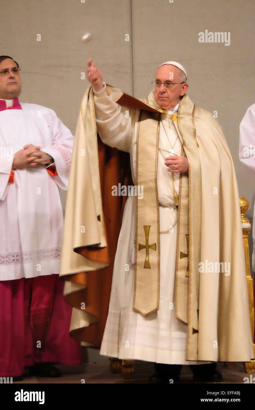 Vatikan-Stadt. 2. Februar 2015. Franziskus, fest der Darstellung des Herrn (Lichtmess) und Tag für das geweihte Leben. Messe (St. Peter Basilika) - 2. Februar 2015 Kredit: wirklich einfach Star/Alamy Live-Nachrichten Stockfoto