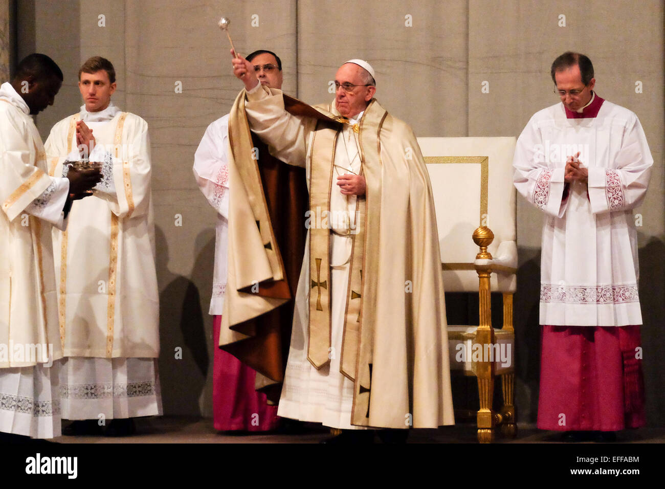 Vatikan-Stadt. 2. Februar 2015. Franziskus, fest der Darstellung des Herrn (Lichtmess) und Tag für das geweihte Leben. Messe (St. Peter Basilika) - 2. Februar 2015 Kredit: wirklich einfach Star/Alamy Live-Nachrichten Stockfoto