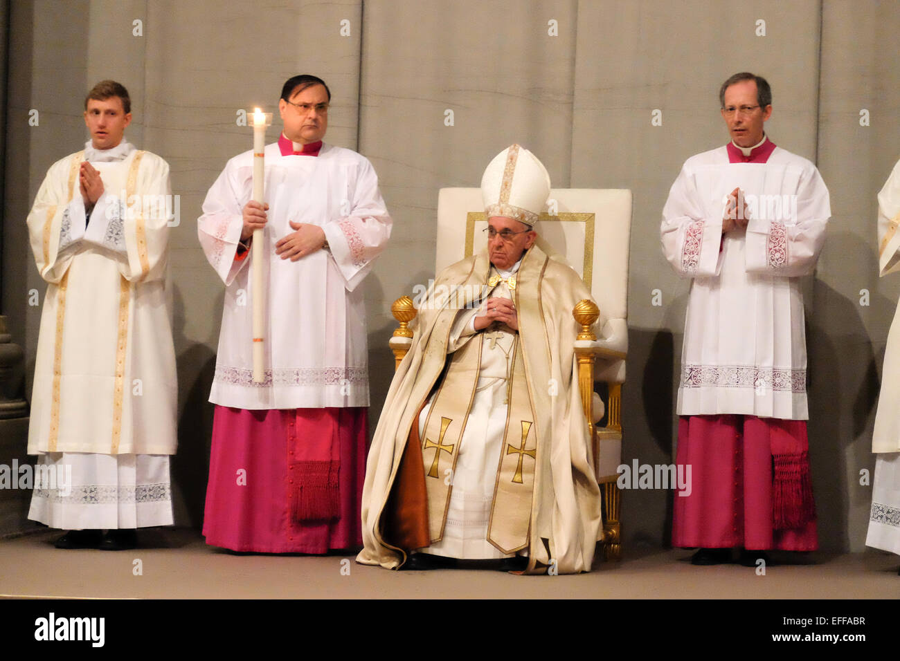 Vatikan-Stadt. 2. Februar 2015. Franziskus, fest der Darstellung des Herrn (Lichtmess) und Tag für das geweihte Leben. Messe (St. Peter Basilika) - 2. Februar 2015 Kredit: wirklich einfach Star/Alamy Live-Nachrichten Stockfoto