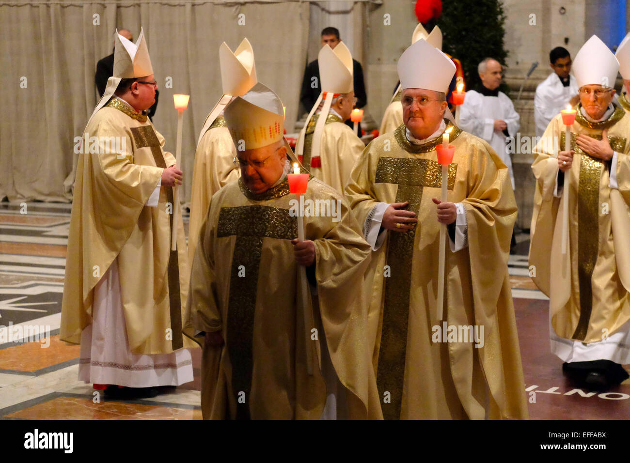 Vatikan-Stadt. 2. Februar 2015. Franziskus, fest der Darstellung des Herrn (Lichtmess) und Tag für das geweihte Leben. Messe (St. Peter Basilika) - 2. Februar 2015 Kredit: wirklich einfach Star/Alamy Live-Nachrichten Stockfoto