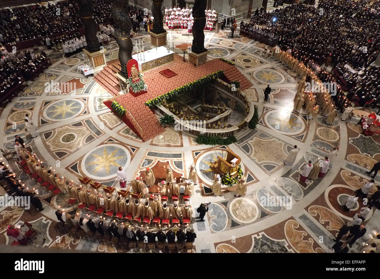 Vatikan-Stadt. 2. Februar 2015. Franziskus, fest der Darstellung des Herrn (Lichtmess) und Tag für das geweihte Leben. Messe (St. Peter Basilika) - 2. Februar 2015 Kredit: wirklich einfach Star/Alamy Live-Nachrichten Stockfoto