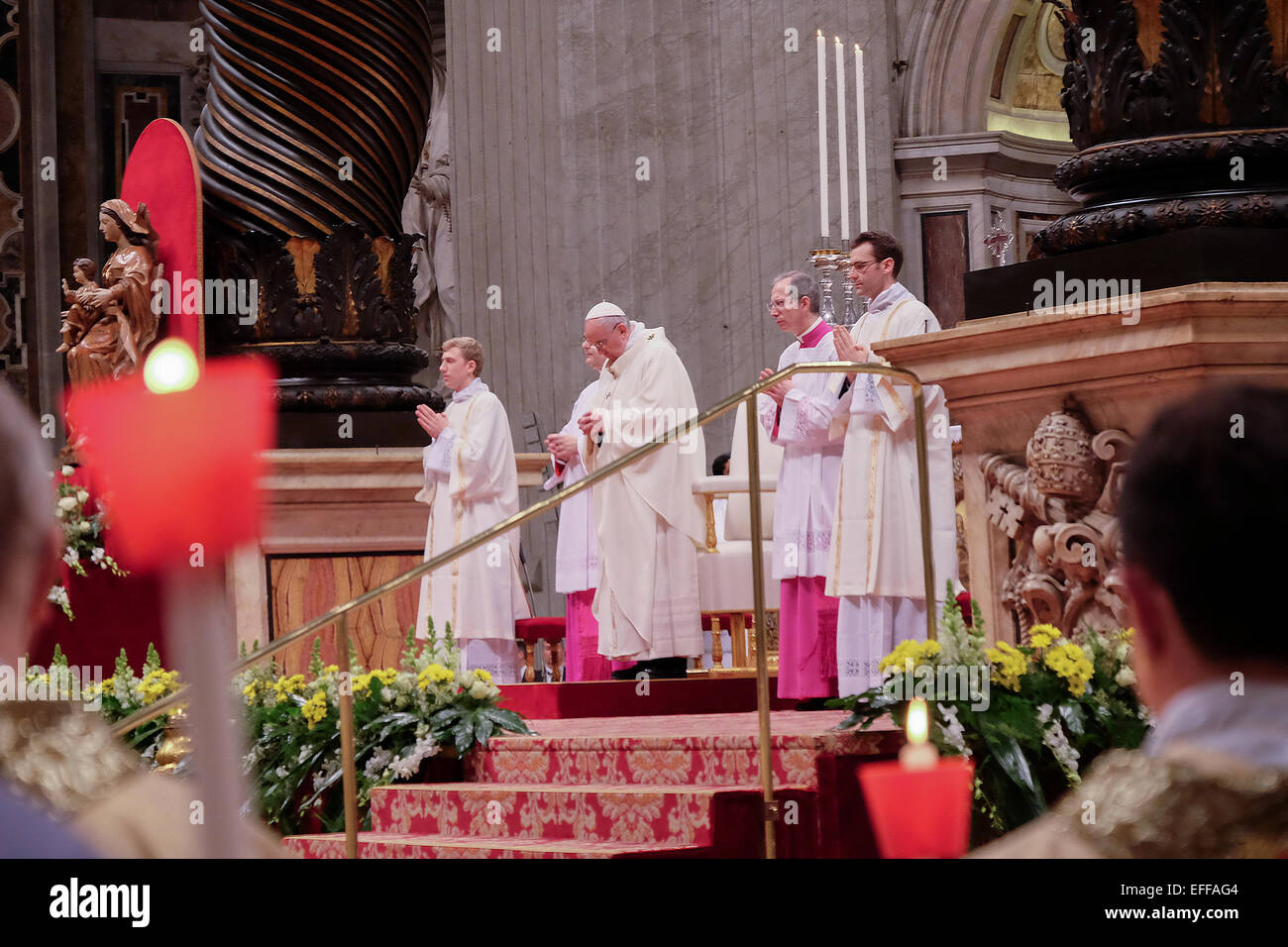 Vatikan-Stadt. 2. Februar 2015. Franziskus, fest der Darstellung des Herrn (Lichtmess) und Tag für das geweihte Leben. Messe (St. Peter Basilika) - 2. Februar 2015 Kredit: wirklich einfach Star/Alamy Live-Nachrichten Stockfoto