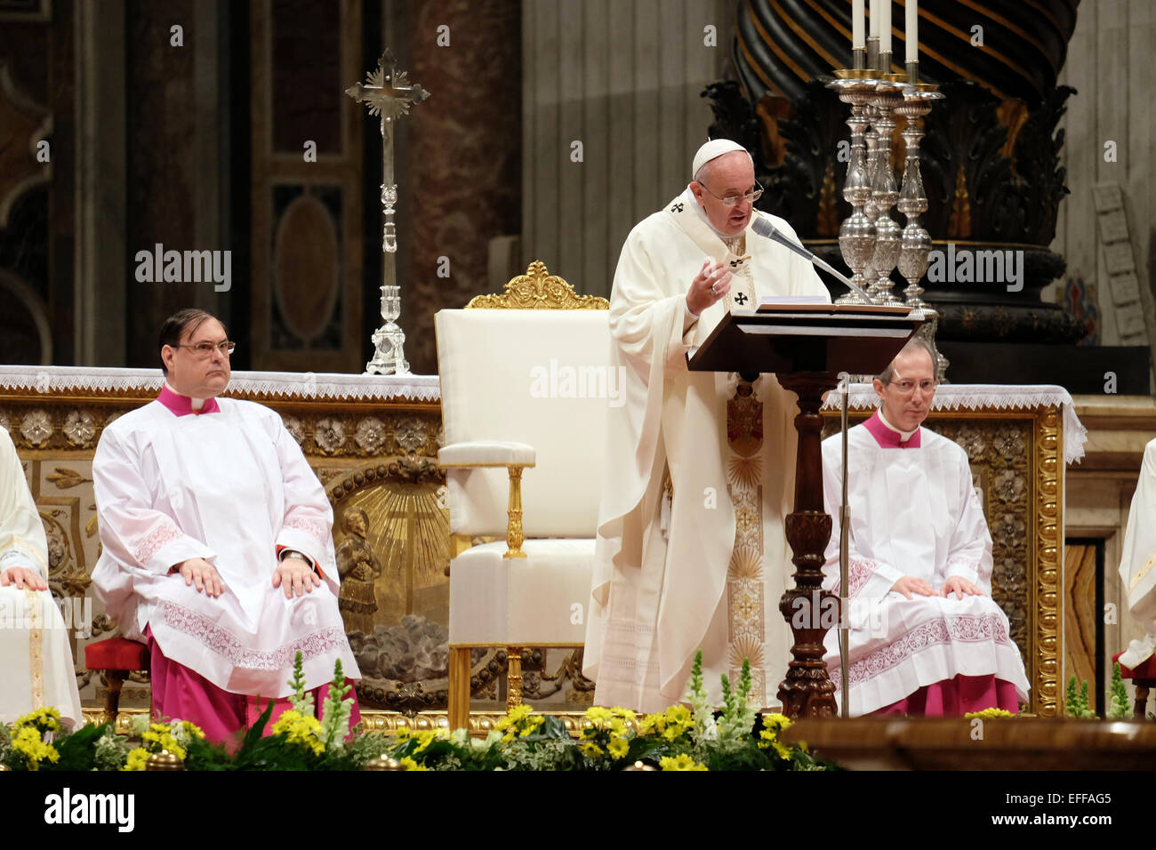 Vatikan-Stadt. 2. Februar 2015. Franziskus, fest der Darstellung des Herrn (Lichtmess) und Tag für das geweihte Leben. Messe (St. Peter Basilika) - 2. Februar 2015 Kredit: wirklich einfach Star/Alamy Live-Nachrichten Stockfoto