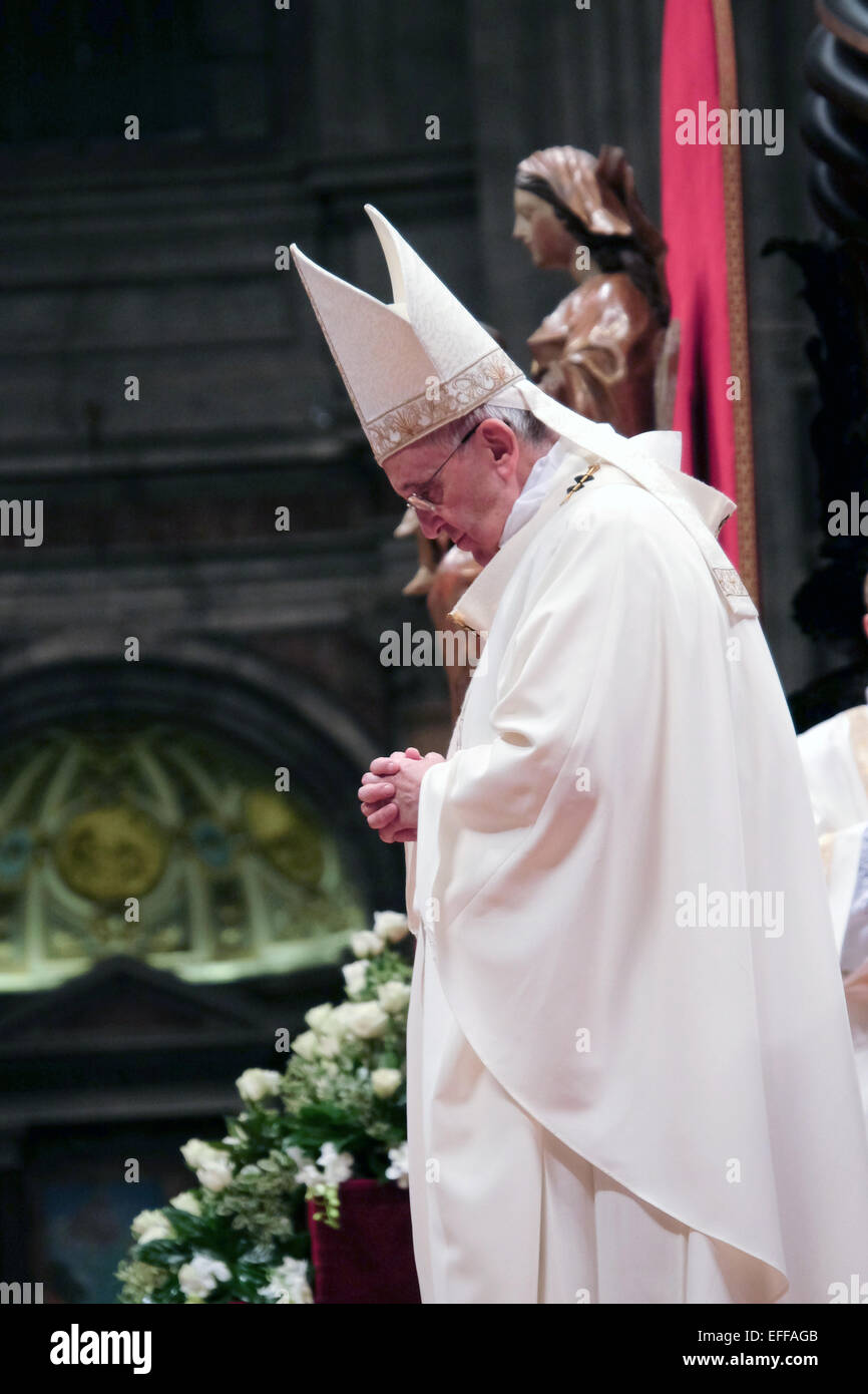 Vatikan-Stadt. 2. Februar 2015. Franziskus, fest der Darstellung des Herrn (Lichtmess) und Tag für das geweihte Leben. Messe (St. Peter Basilika) - 2. Februar 2015 Kredit: wirklich einfach Star/Alamy Live-Nachrichten Stockfoto