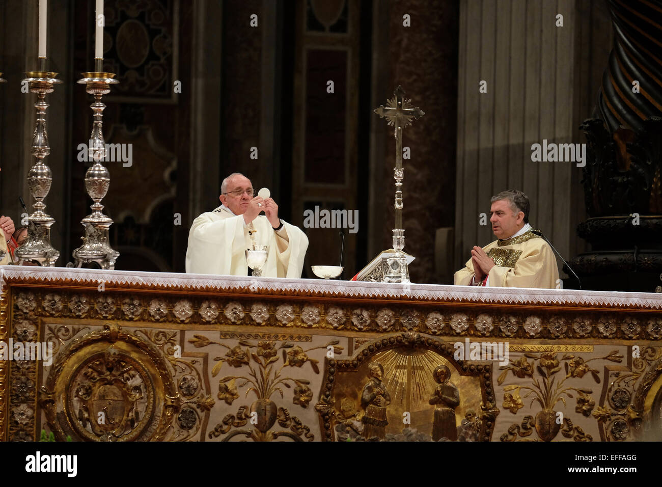 Vatikan-Stadt. 2. Februar 2015. Franziskus, fest der Darstellung des Herrn (Lichtmess) und Tag für das geweihte Leben. Messe (St. Peter Basilika) - 2. Februar 2015 Kredit: wirklich einfach Star/Alamy Live-Nachrichten Stockfoto