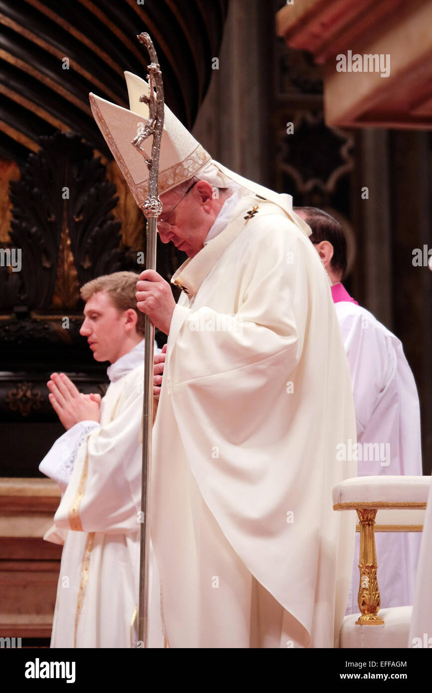 Vatikan-Stadt. 2. Februar 2015. Franziskus, fest der Darstellung des Herrn (Lichtmess) und Tag für das geweihte Leben. Messe (St. Peter Basilika) - 2. Februar 2015 Kredit: wirklich einfach Star/Alamy Live-Nachrichten Stockfoto