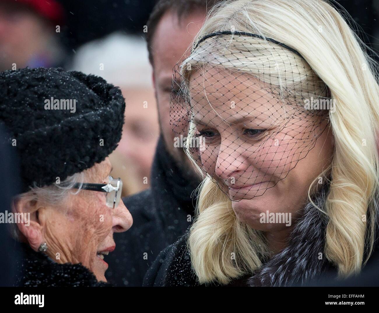 Oslo, Norwegen. 2. Februar 2015. Prinzessin Astrid (L) und Kronprinzessin Mette-Marit von Norwegen an die Beerdigung ihres Mannes Johan Martin Ferner am Holmenkollen Kapell in Oslo, Norwegen, 2. Februar 2015 teilnehmen. Foto: Patrick van Katwijk / POINT DE VUE OUT - NO WIRE SERVICE-/ Dpa/Alamy Live News Stockfoto