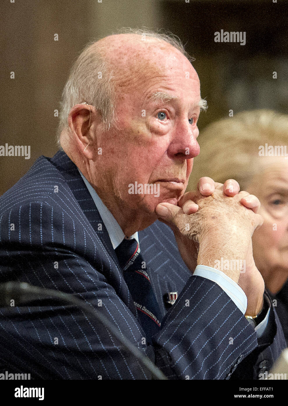 Dr. George P. Shultz, Thomas W. und Susan B. Ford Distinguished Fellow Hoover Institution, Stanford University und ehemaliger United States Secretary Of State (unter Präsident Ronald Reagan) gibt Zeugnis vor dem United States Senate Committee auf Armed Services über "Globale Herausforderungen und der US National Security Strategy" in Washington, D.C. Donnerstag, 29. Januar 2015. Bildnachweis: Ron Sachs / CNP-/dpa - NO-Draht-Dienst - Stockfoto