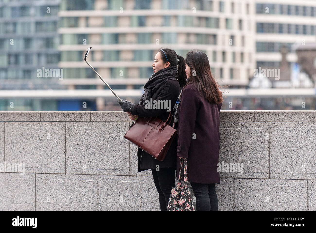 Touristen nehmen ein Selbstporträt mit einem Selfie-Stick. Stockfoto