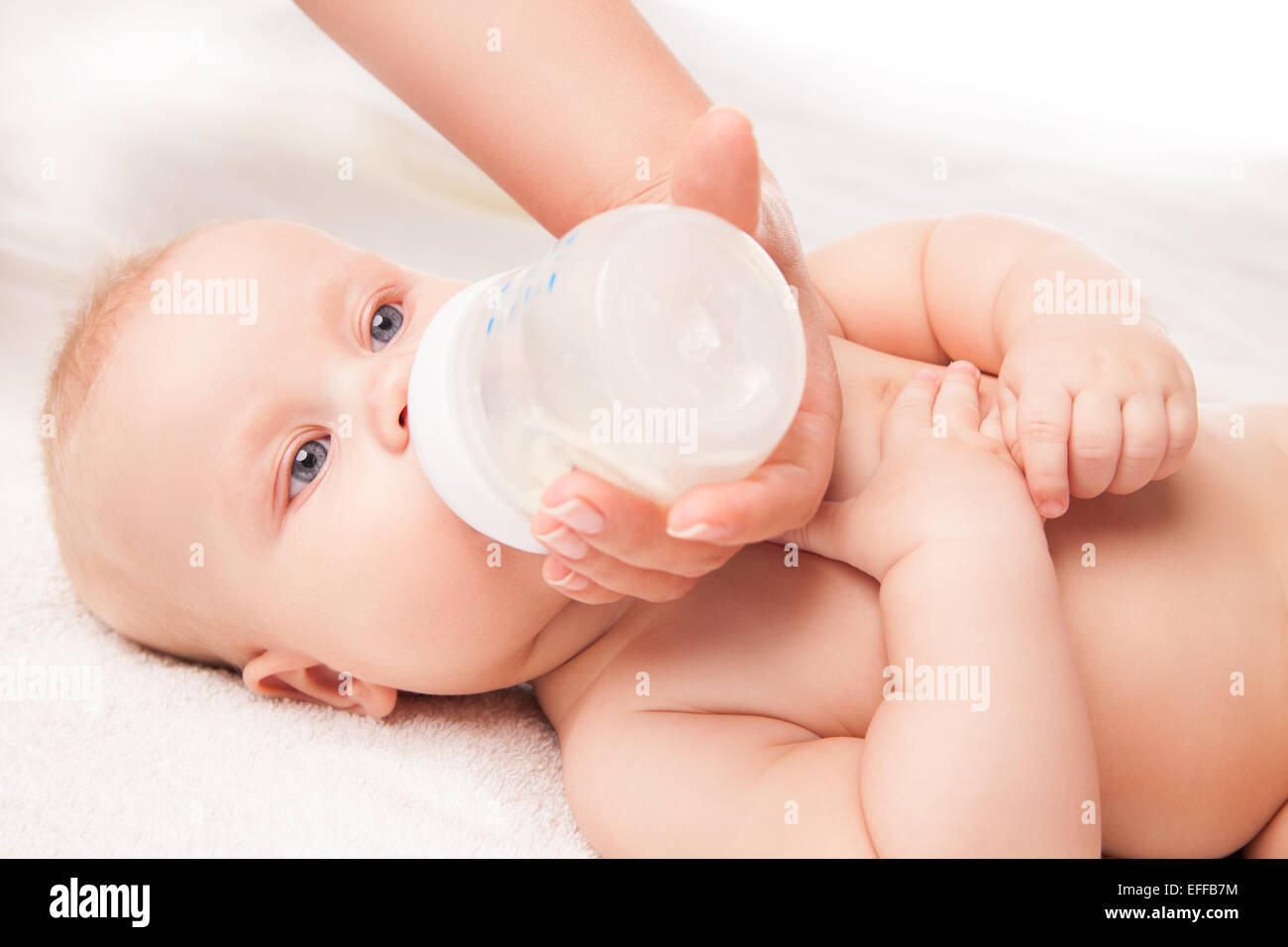 Nahaufnahme der Säuglingsernährung Milch aus der Babyflasche Stockfoto