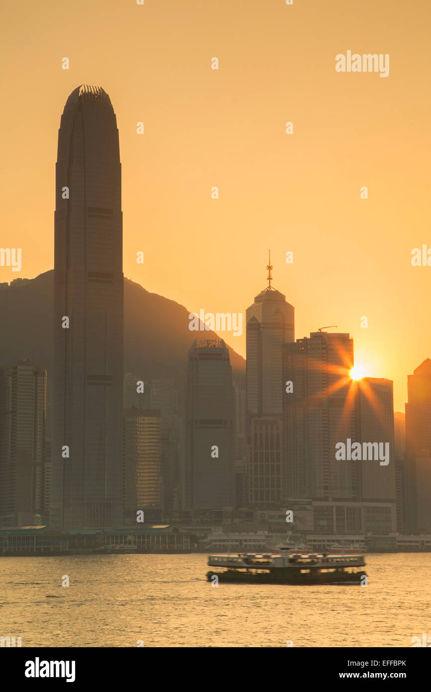 Star Ferry und Hong Kong Island Skyline bei Sonnenuntergang, Hong Kong, China Stockfoto