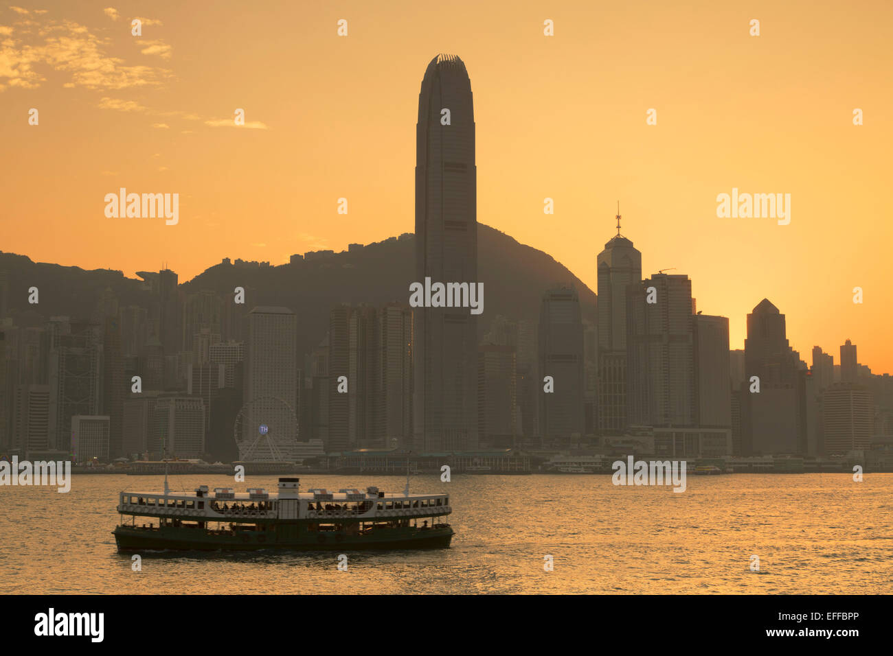 Star Ferry und Hong Kong Island Skyline bei Sonnenuntergang, Hong Kong, China Stockfoto