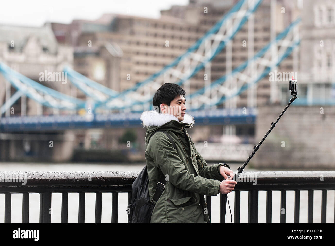 Ein Tourist, der in London ein Selfie mit einem Selfie-Stick gemacht hat Stockfoto