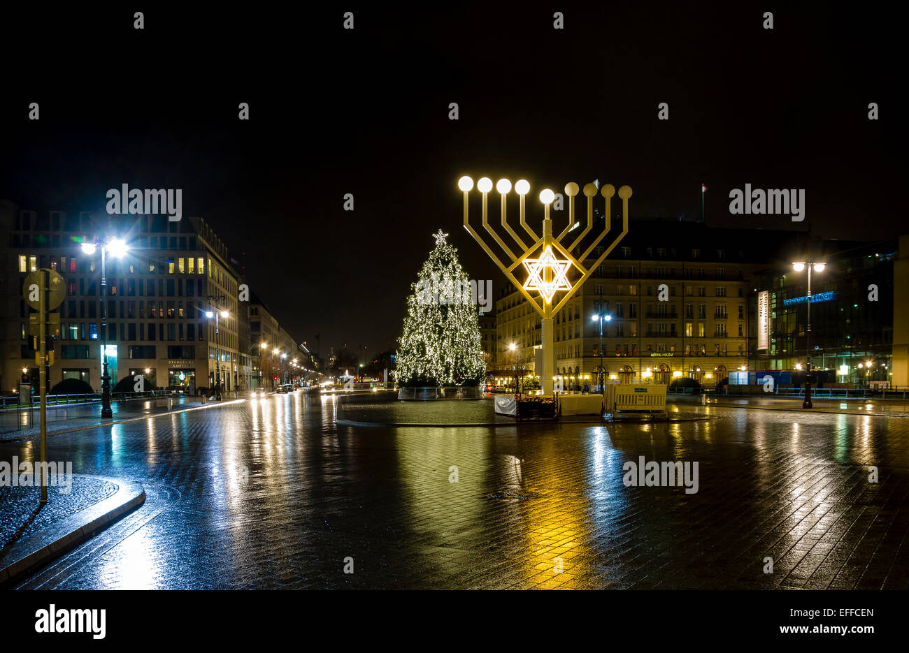 Deutschland, Berlin, giant Hanukkah Menorah nahe Brandenburger Tor bei Nacht  Stockfotografie - Alamy