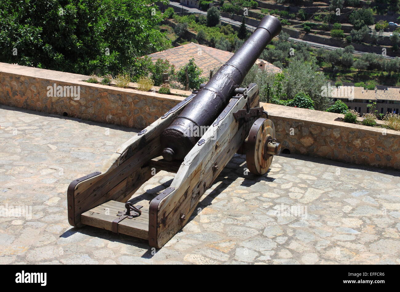 Antiken mittelalterlichen Kanone auf Rädern Stockfoto