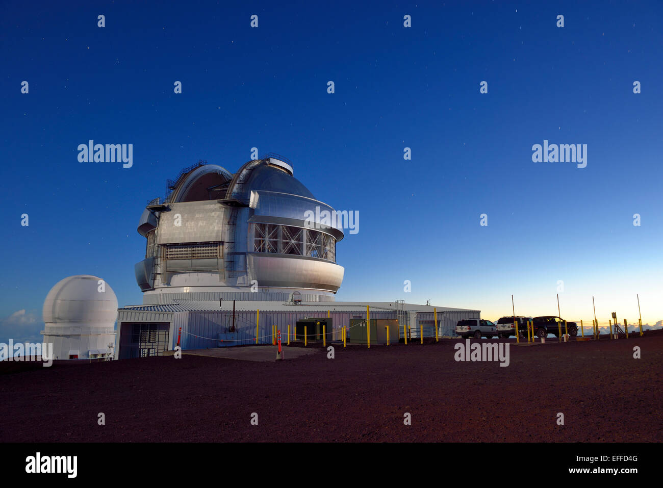 USA, Hawaii, Big Island, Mauna Kea, Blick zum Observatorium im Mondschein Stockfoto