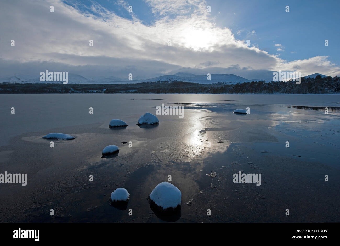 Hohem Druck vorne bewegt sich über Loch Morlich in den schottischen Highlands.  SCO 9520 Stockfoto