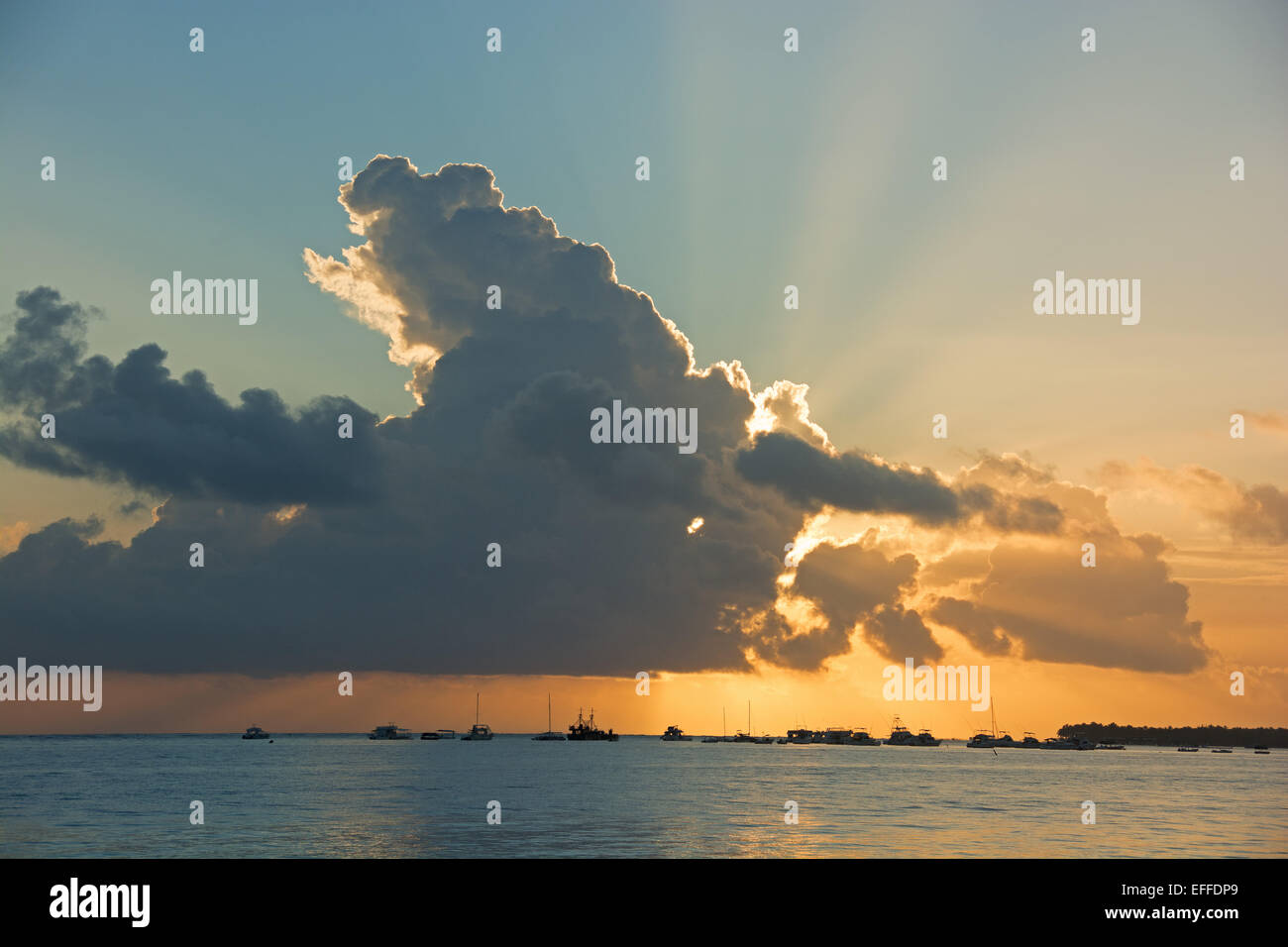 Dominikanische Republik. Einen dramatischen Sonnenaufgang über dem Atlantik, von Punta Cana Beach gesehen. 2015. Stockfoto