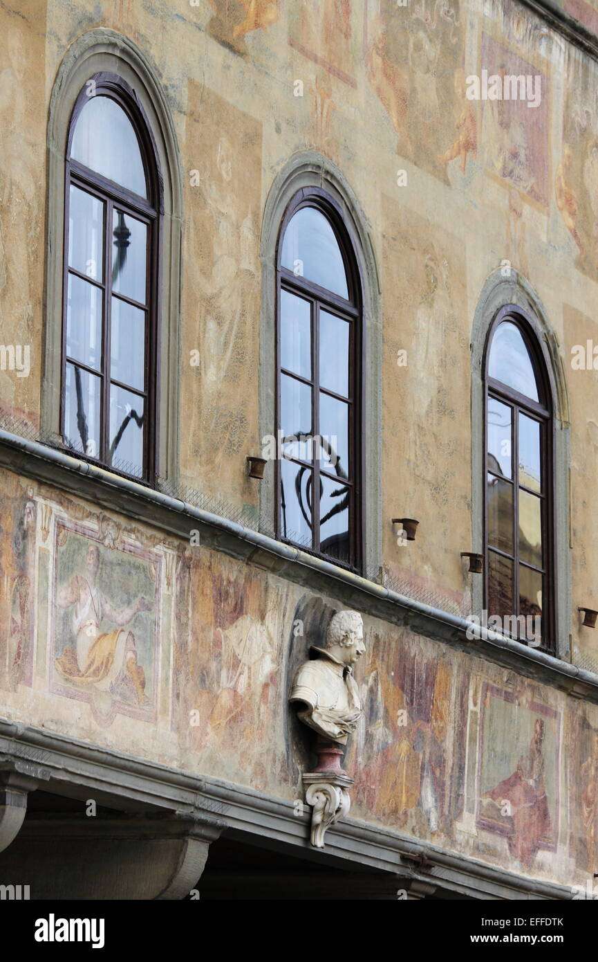Rundbogenfenster in einem Renaissance-Palast in Florenz, Italien Stockfoto
