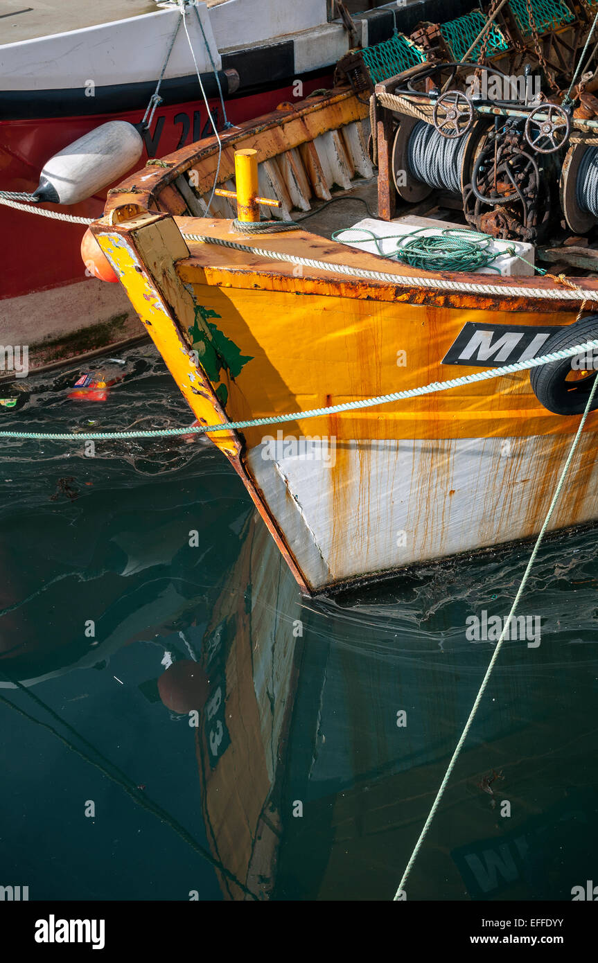 Trawler im Hafen von Plymouth, kleine Oase, Ruhe, gelb, Exemplar, Schiff, Trawler, Schaum, Welle, stetige, noch, bunt, marine, Stockfoto