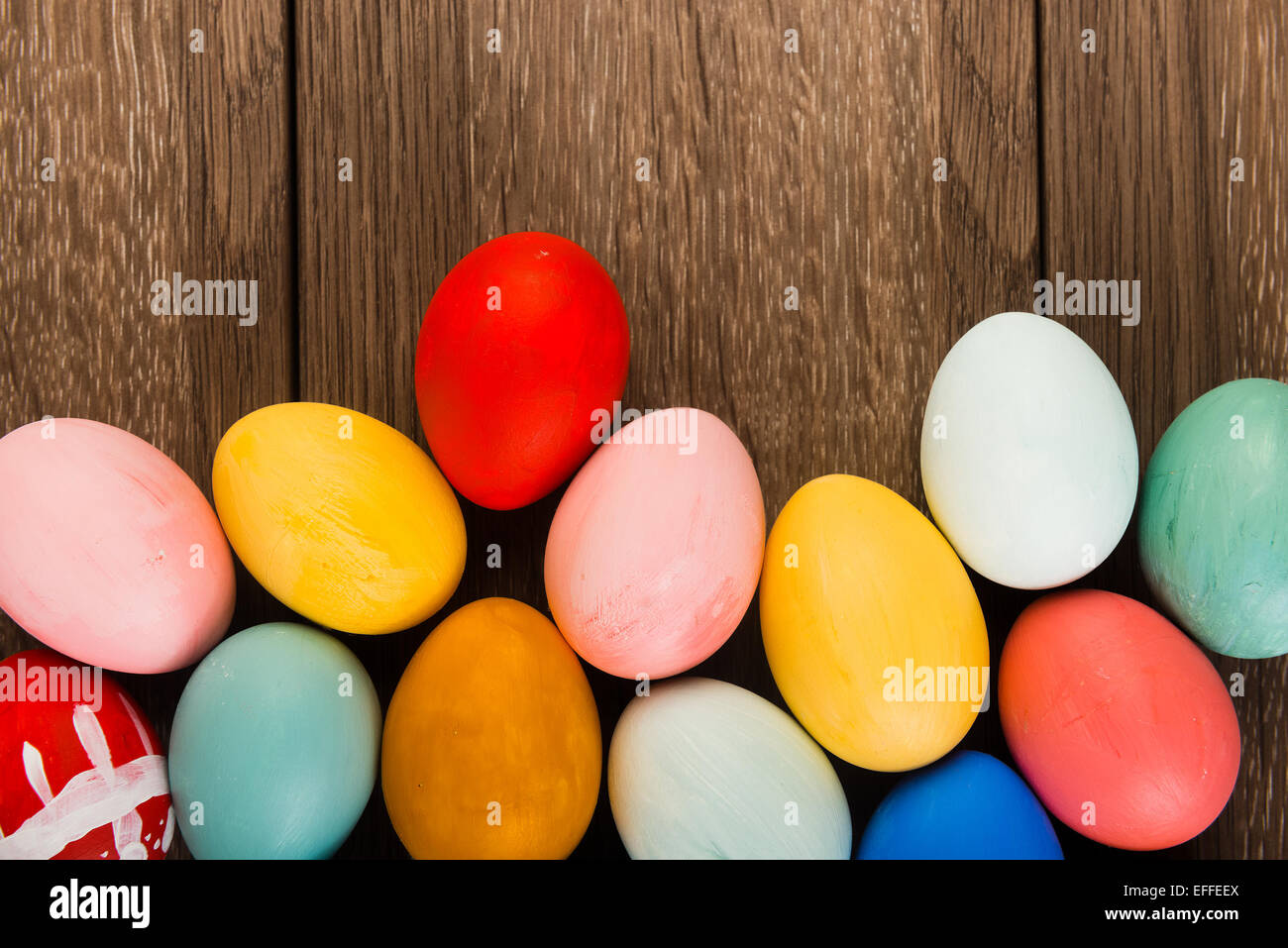 Ostereier auf Holztisch Hintergrund mit Textfreiraum Stockfoto