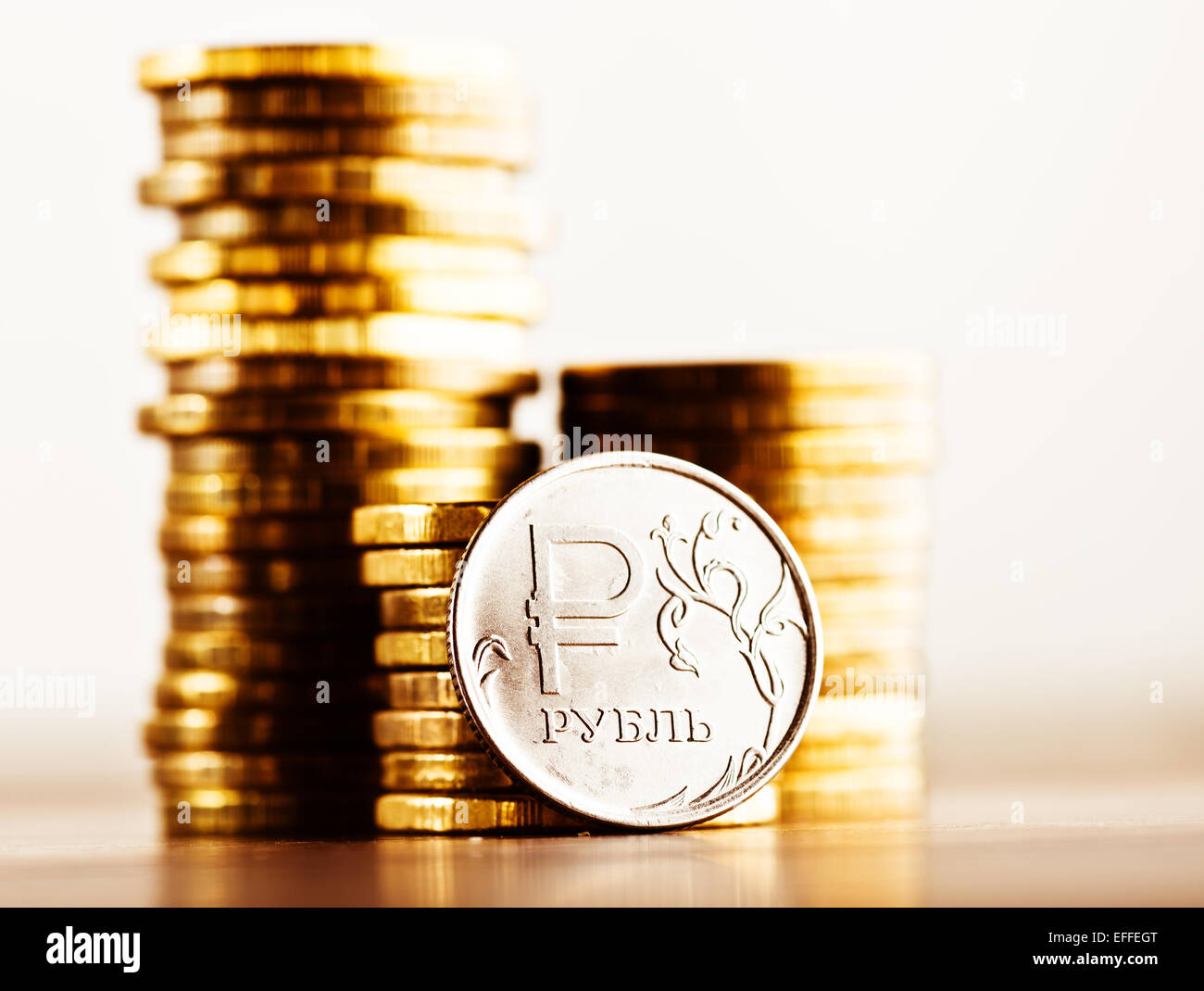 Der russische Rubel Münze und Geld gold auf dem Schreibtisch Stockfoto