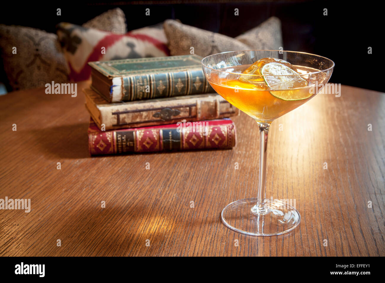 Cocktail auf Tisch mit alten Büchern im Rosewood Hotel in London Stockfoto
