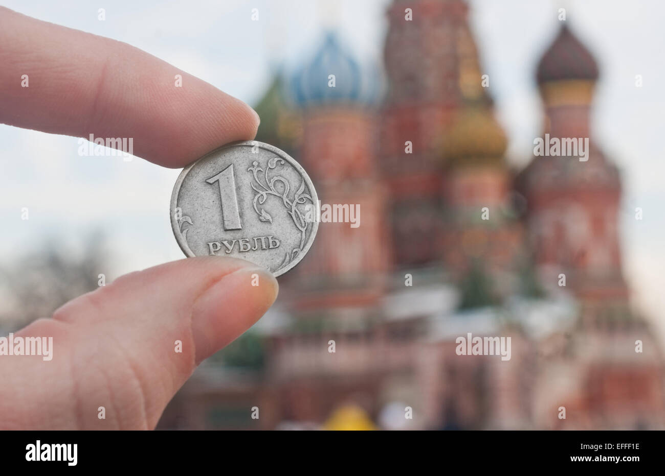 Russischer Rubel statt auf dem unscharfen Hintergrund der Basilius Kathedrale am Roten Platz Stockfoto