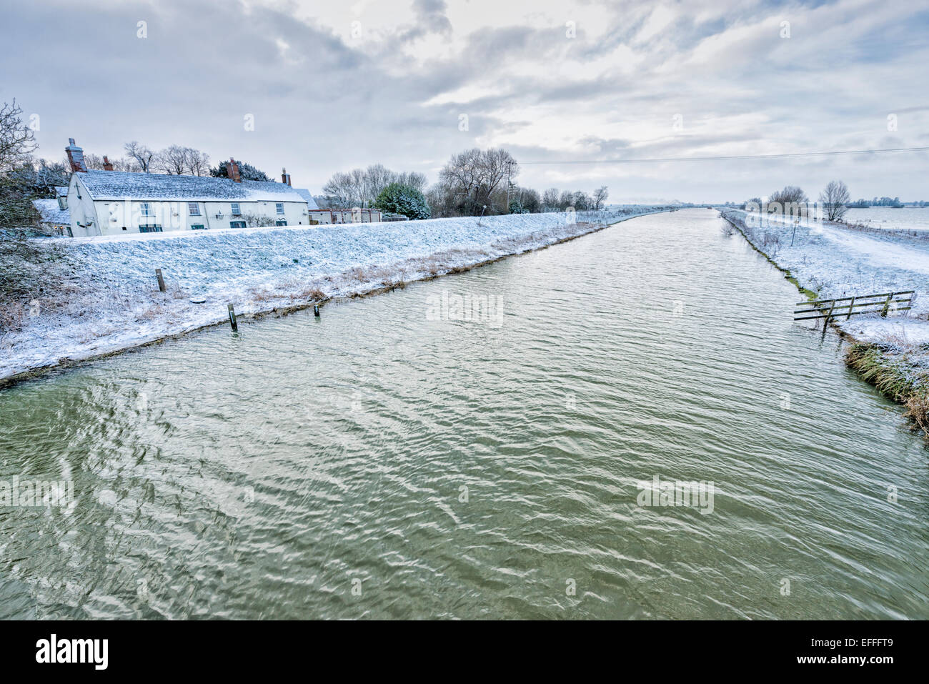 Sutton Gault, Cambridgeshire, Großbritannien. 3. Februar 2015.  Eine leichte Decke von Schnee bedeckt die flache Landschaft der Cambridgeshire Fen unter stählernen winterlichen Himmel durch die Anchor Pub neben dem New Bedford River. Der Fluss ist einer der zwei parallele künstlichen Kanälen, die helfen abtropfen East Anglia und bilden die Ouse wäscht. Die Temperaturen sanken um minus 2 Grad über Nacht.  Kälte wird voraussichtlich weitere Schneeschauer in den nächsten Tagen als arktische Luft fließt über das Vereinigte Königreich aus dem Norden fortsetzen. Kredit Julian Eales/Alamy Live-Nachrichten Stockfoto