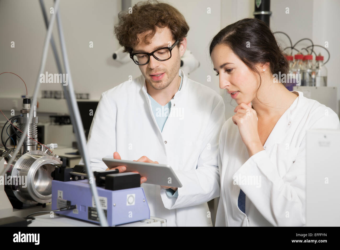 Wissenschaftler arbeiten mit Tablet-Computer im analytischen Labor Stockfoto