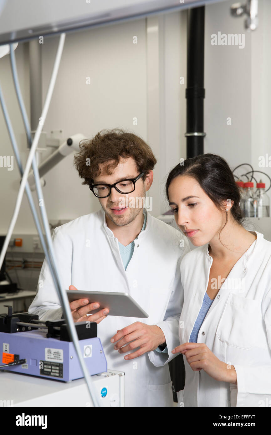 Wissenschaftler arbeiten mit Tablet-Computer im analytischen Labor Stockfoto