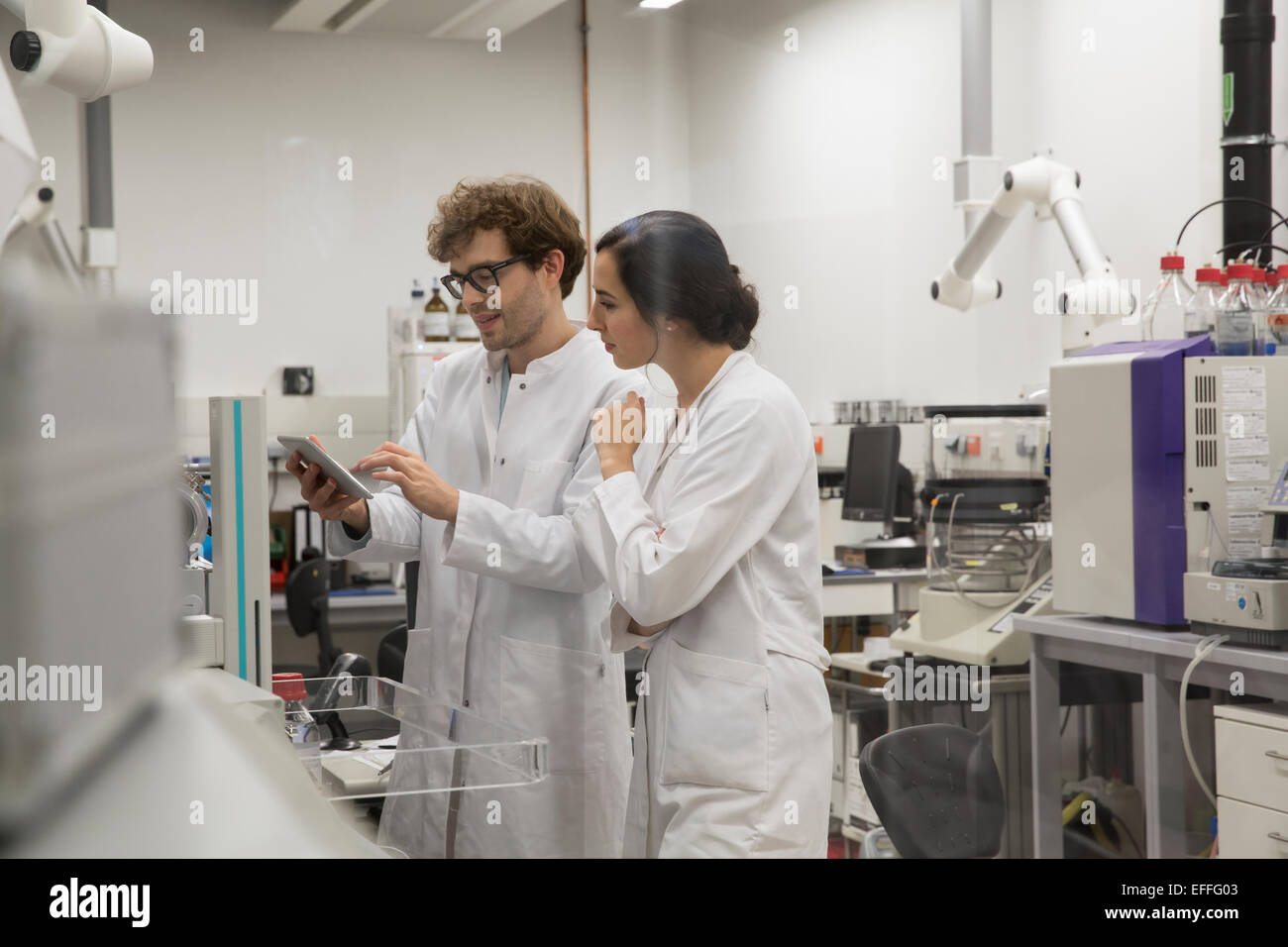 Wissenschaftler arbeiten mit Tablet-Computer im analytischen Labor Stockfoto