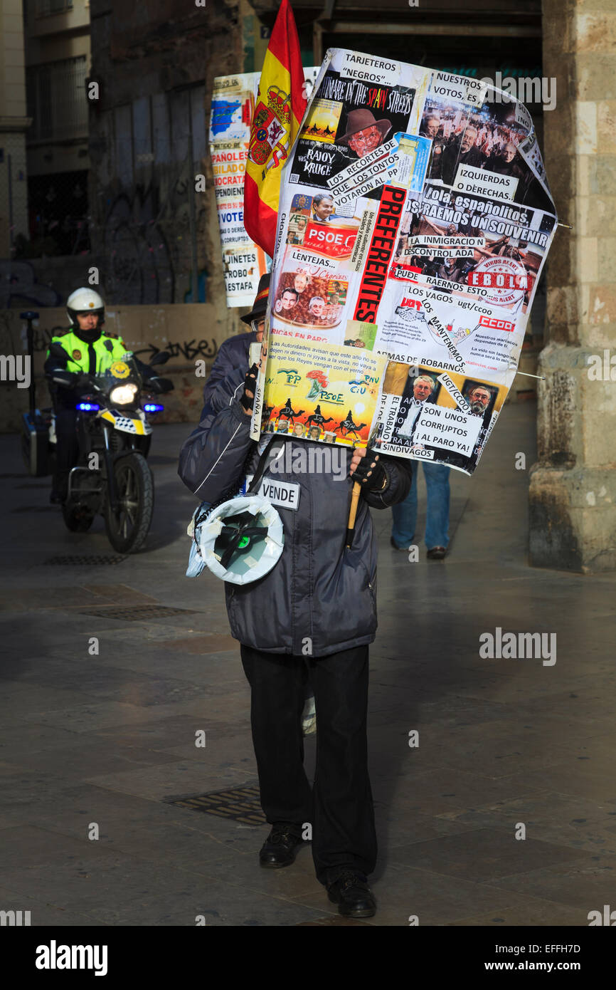 Mann trägt Protest-Plakat durch die Straßen der Stadt gefolgt von Polizei-Motorradfahrer Stockfoto
