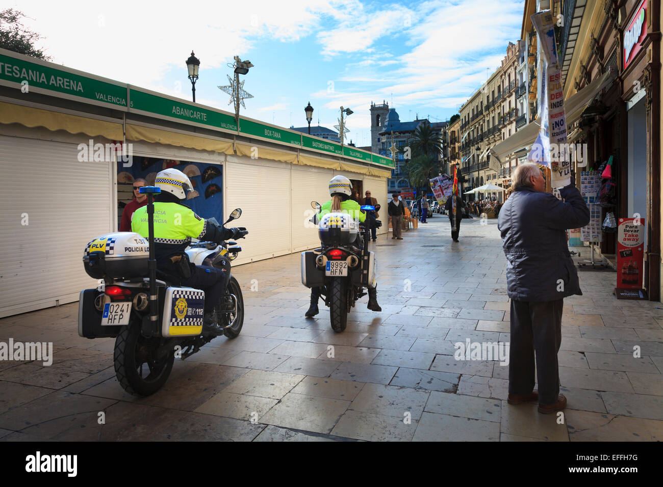Spanischer Verkehr Polizei-Motorradfahrer in Fußgängerzone von Valencia Stockfoto