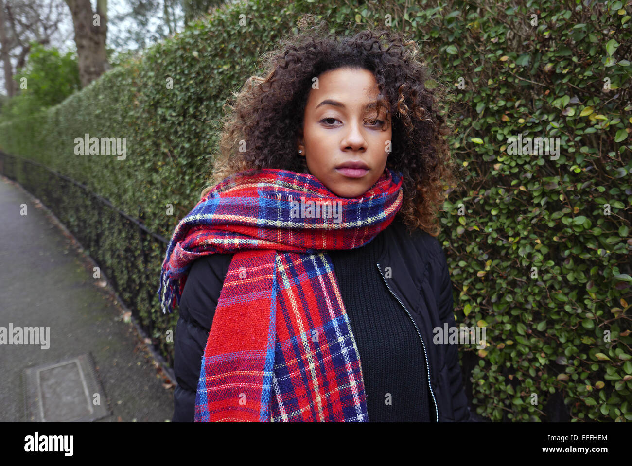 Großbritannien London Regents Park Portrait eines Mädchens junge und modische Mischlinge Stockfoto