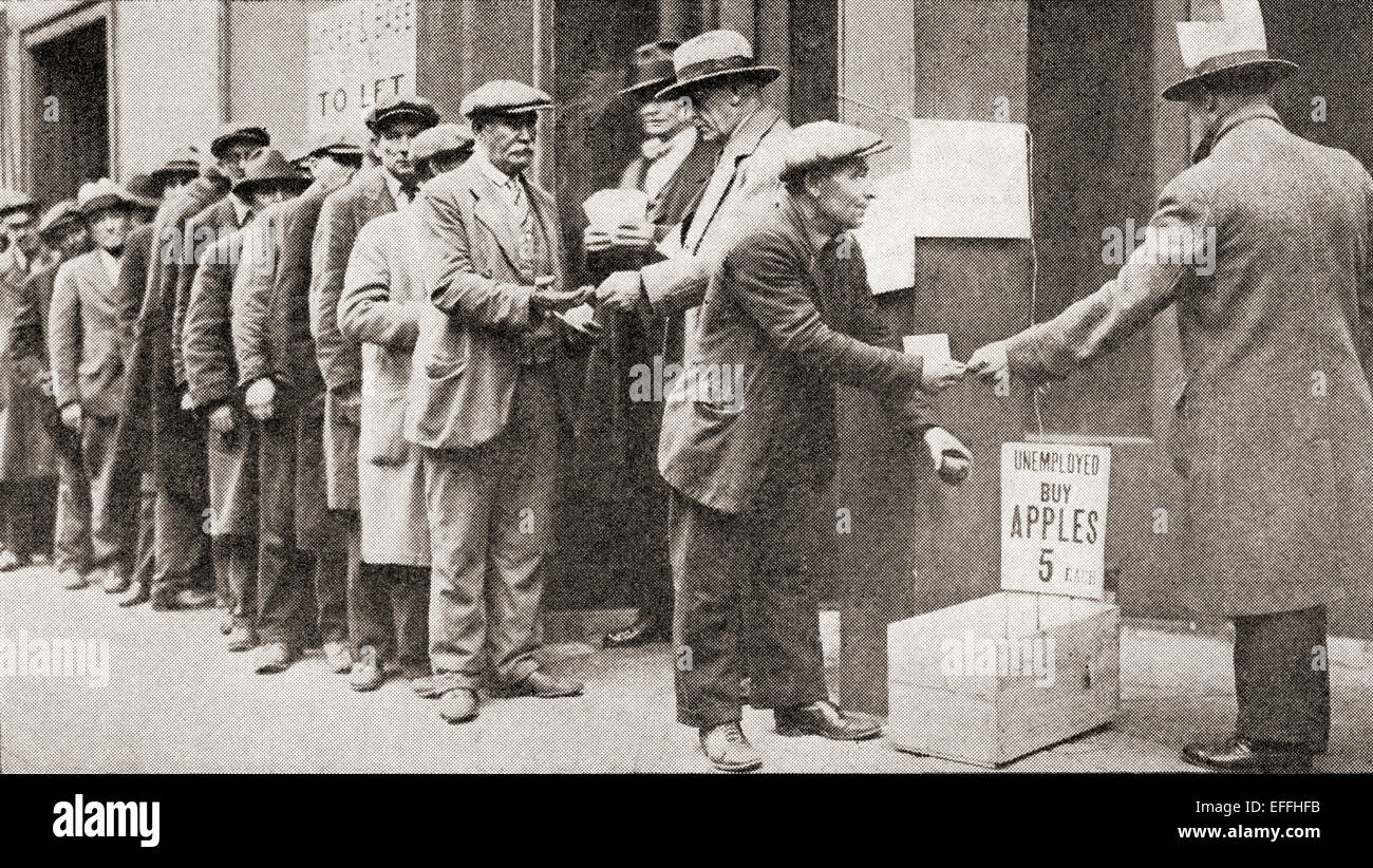 Eine Reihe von arbeitslosen Männern Äpfel für 5 Cent während der Great Depression of America kaufen. Stockfoto