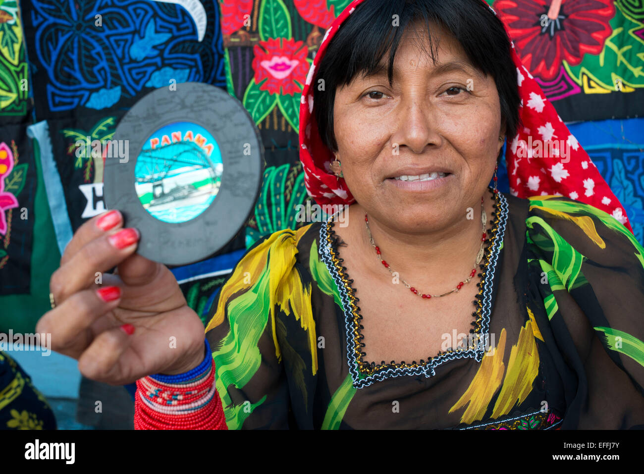 Kuna-Frauen verkaufen ihre Molas an Touristen. Panama-Stadt Casco Viejo Kuna indische traditionelle handwerkliche Gegenstände Verkäufer von Kuna tr Stockfoto