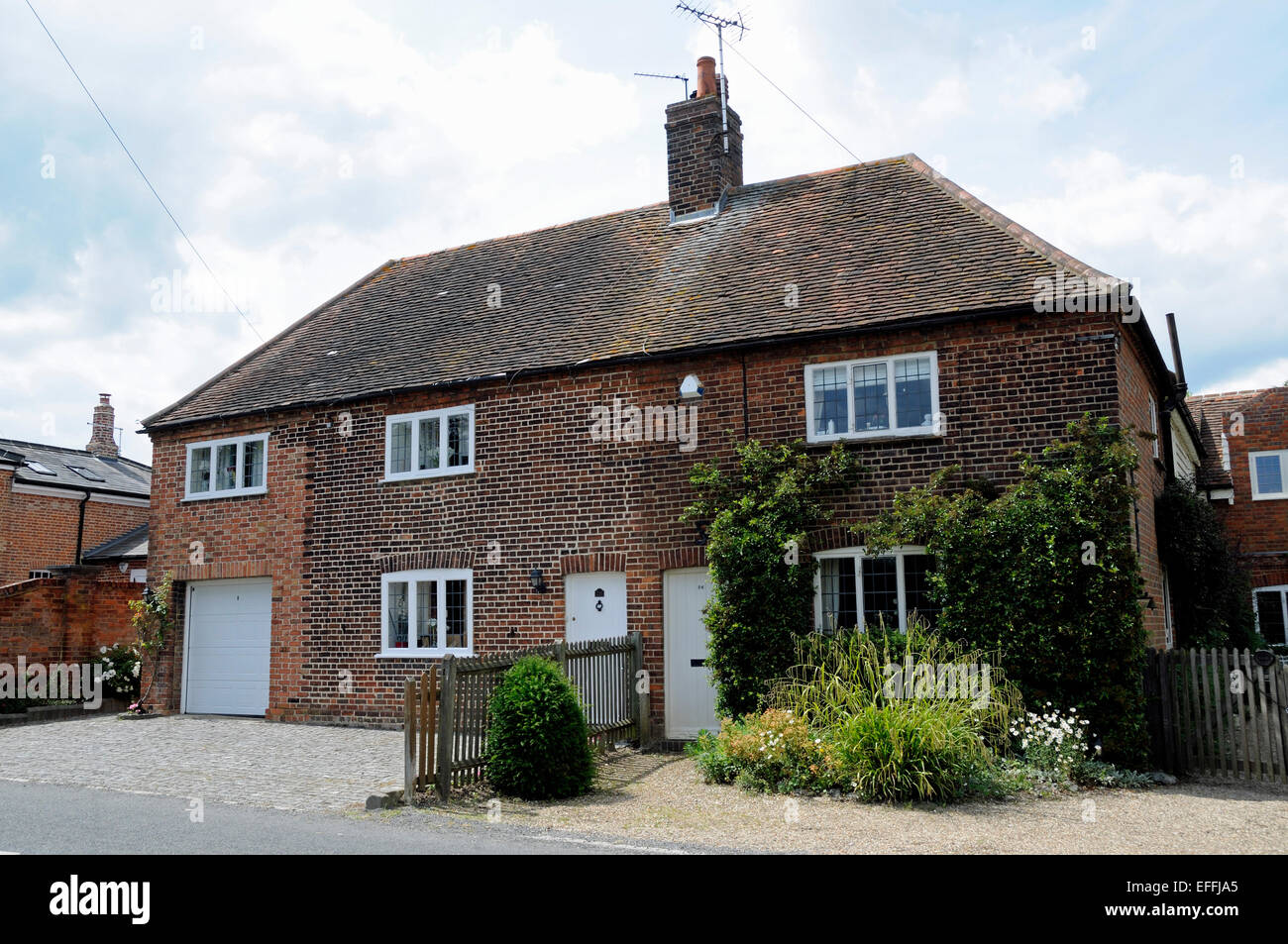 Doppelhaushälfte Ziegel gebaut, Häuschen, Bayford Dorf, Hertfordshire, England Großbritannien UK Stockfoto