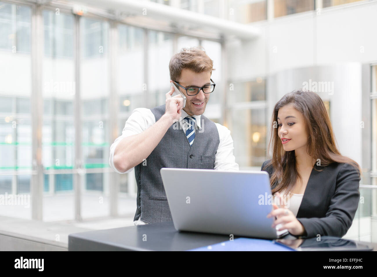 Business-Leute zu treffen und Ideen austauschen Stockfoto