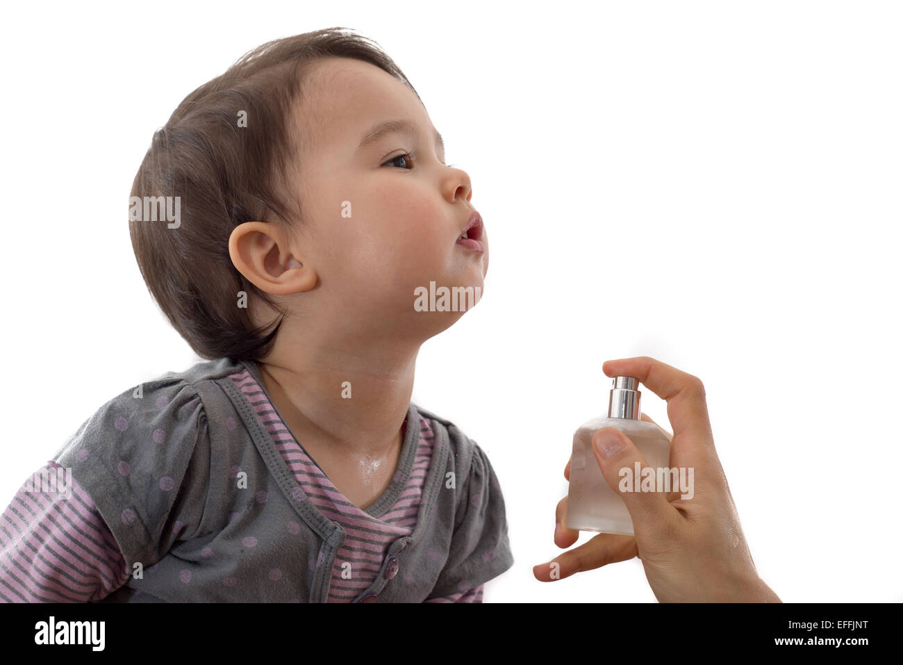 Kleinkind wird von ihrer Mutter parfümiert Stockfoto