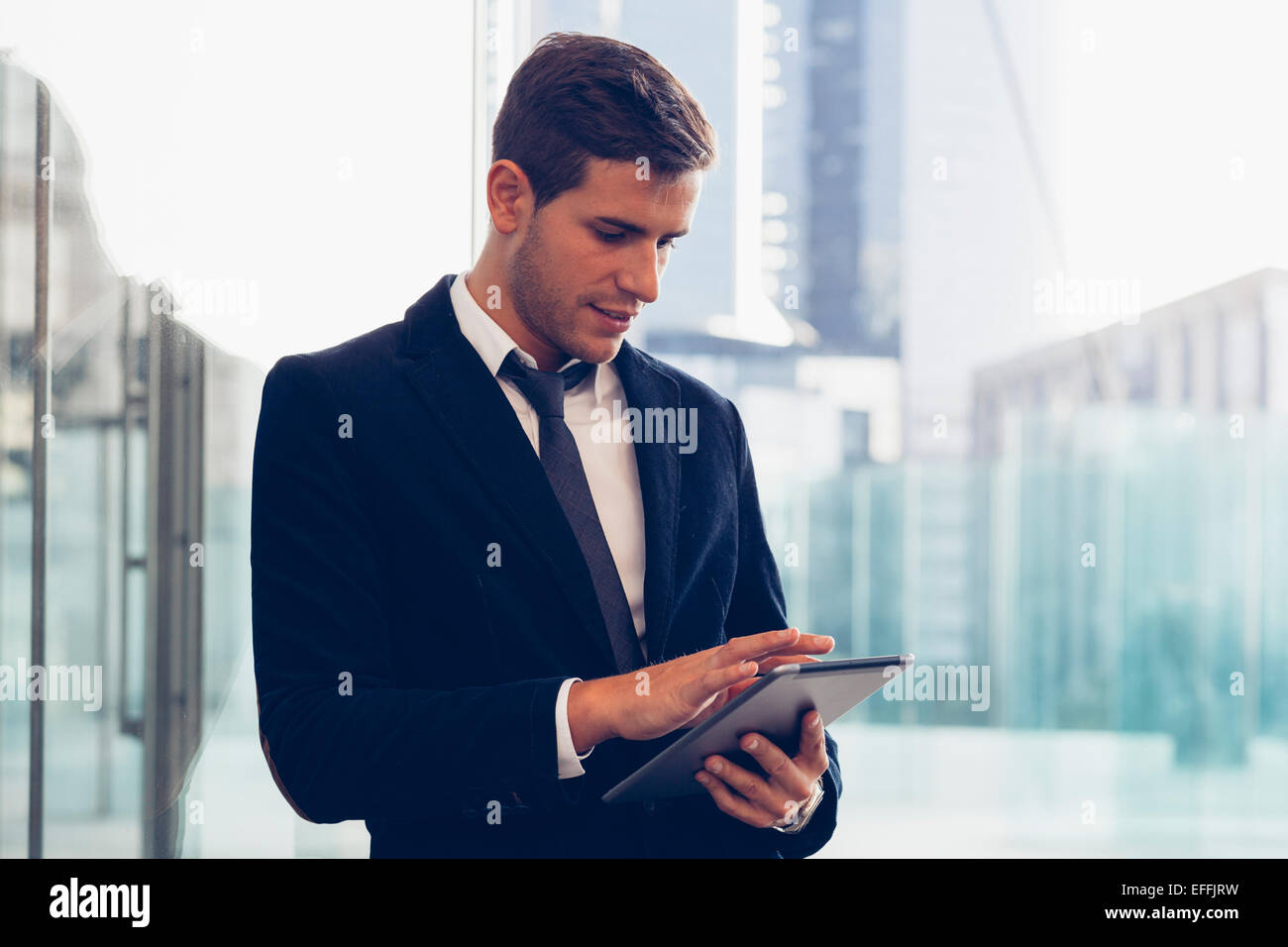 Geschäftsmann mit einem digitalen tablet Stockfoto
