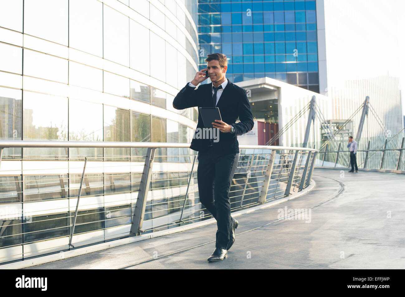 Geschäftsmann mit einem Mobiltelefon und einem digital-Tablette Stockfoto