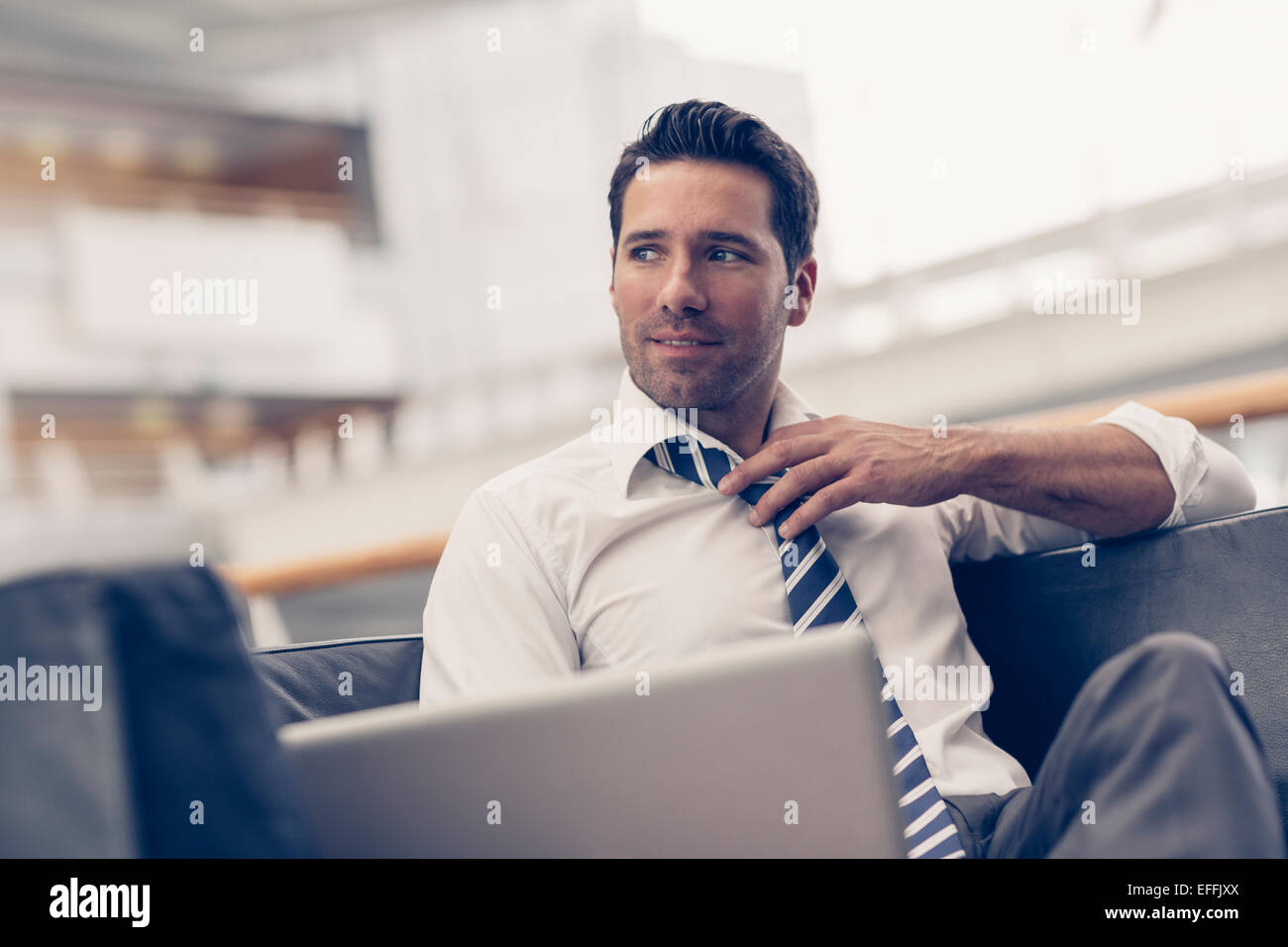 Porträt eines Geschäftsmannes entspannend Stockfoto