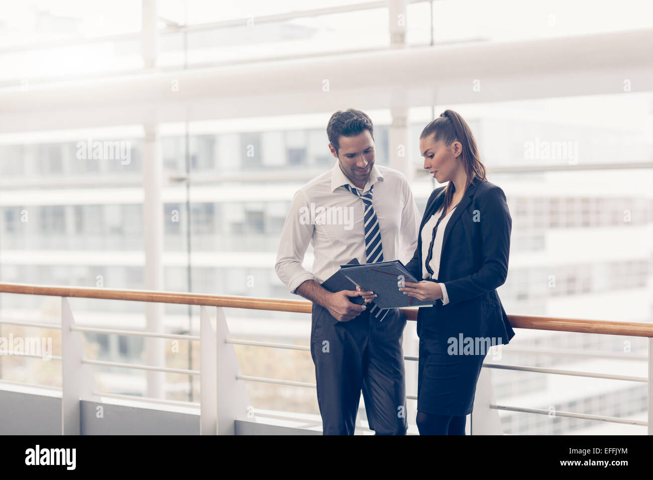 Business-Leute zu treffen und Ideen austauschen Stockfoto