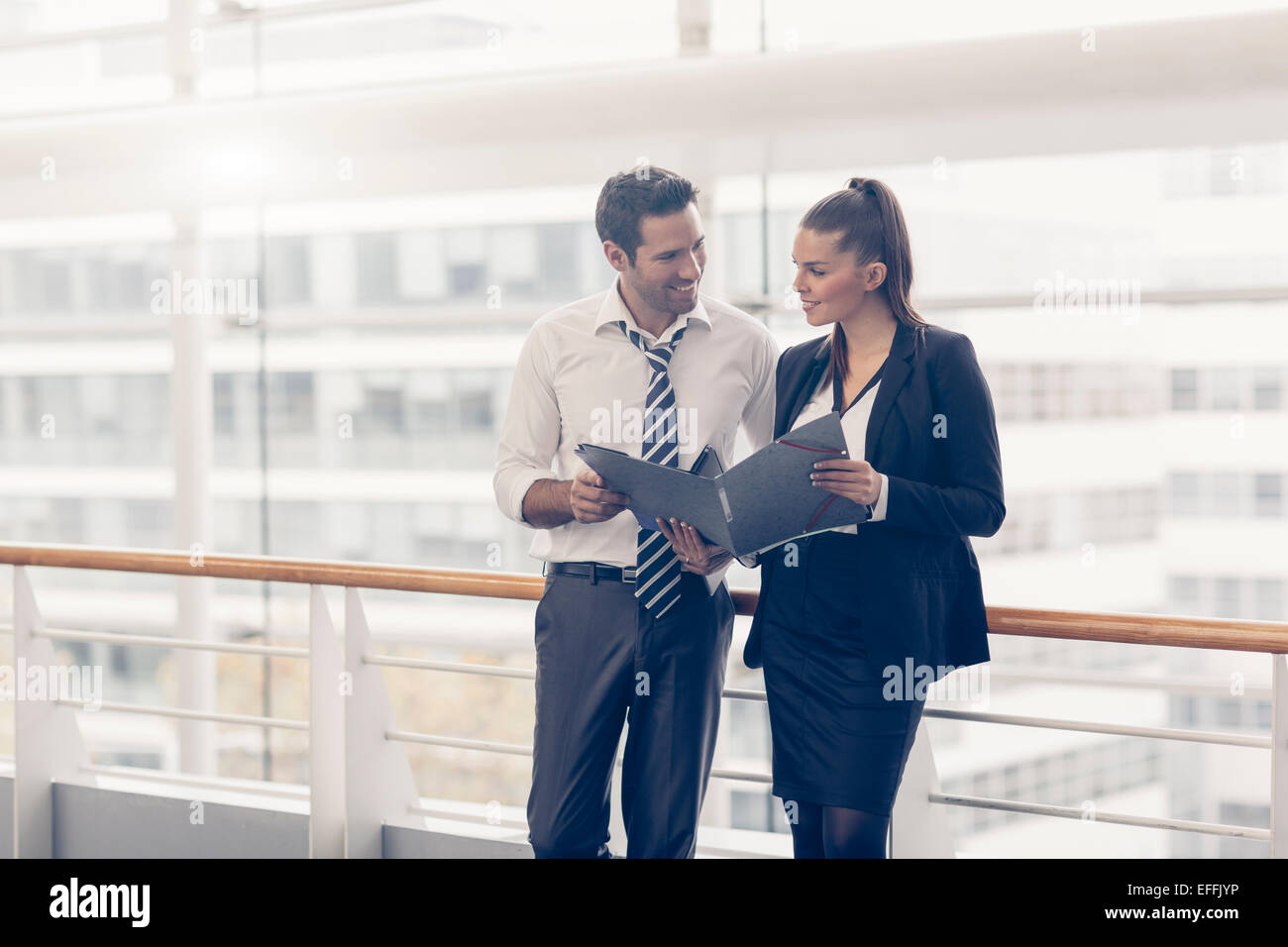 Business-Leute zu treffen und Ideen austauschen Stockfoto