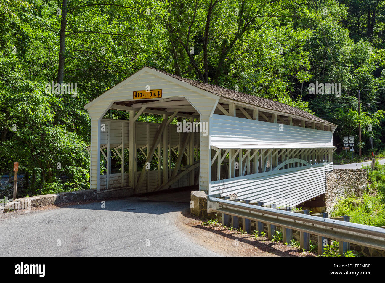 Gedeckte Holzbrücke über den Creek Valley, aus dem Jahr 1865, Yellow Springs Rd, Valley Forge National Historical Park, Pennsylvania, USA Stockfoto