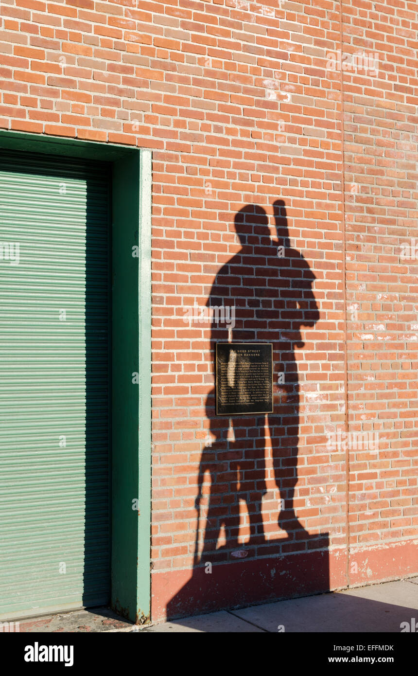 Schatten von Ted Williams Bronze Statue außerhalb Fenway Park Baseball Ground, Fenway Park, Boston, MA, Vereinigte Staaten von Amerika Stockfoto